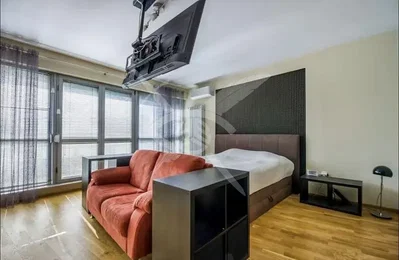 Spavaća soba; drveni pod, prirodno svjetlo