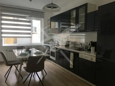 Kuhinja; kuhinjski aparati, pločice, prirodno svjetlo