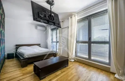 Spavaća soba; drveni pod, prirodno svjetlo