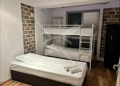 Dječija soba; drveni pod, prirodno svjetlo