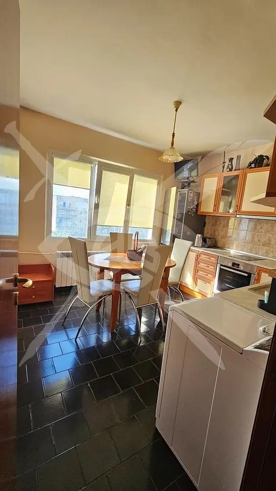 Kuhinja; pločice, kuhinjski aparati, prirodno svjetlo