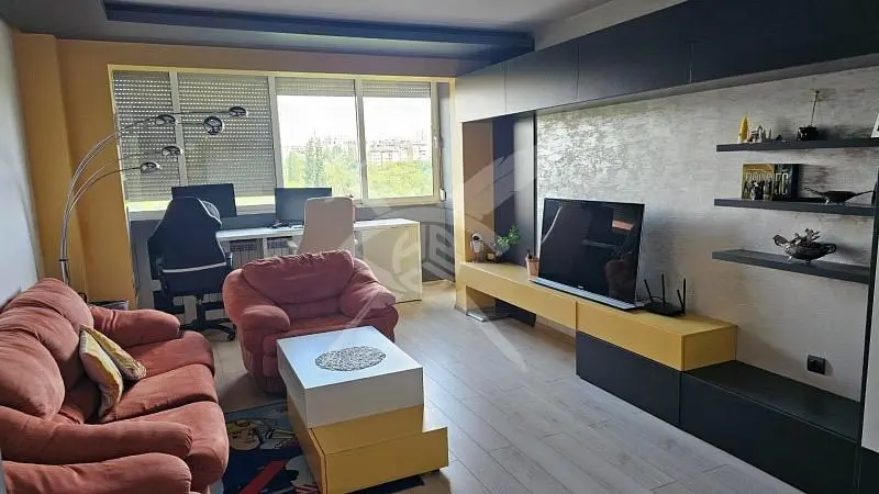 Dnevna soba; moderni stil, drveni pod, prirodno svjetlo