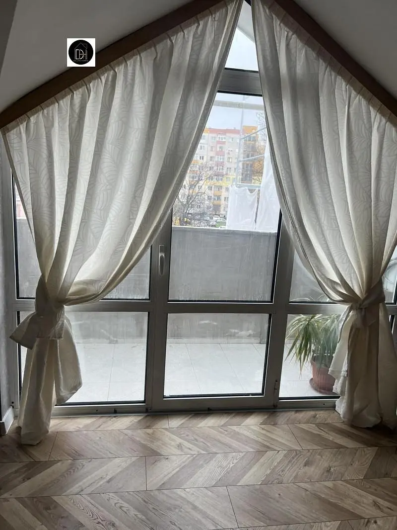 Balkon; fayans zemin, doğal ışık, manzara