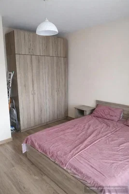 Spavaća soba; drveni pod, prirodno svjetlo