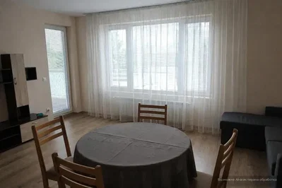 Dnevna soba; drveni pod, prirodno svjetlo