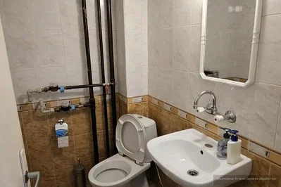 Toalet; pločice, potrebna renovacija