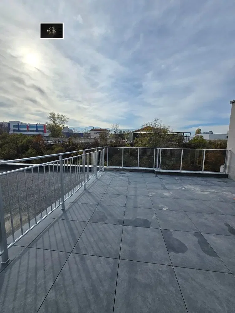 Balkon; pločice, pogled, prirodno svjetlo