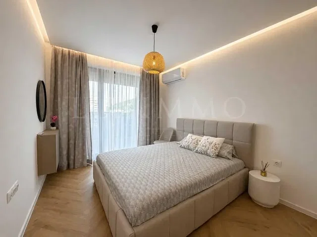 Ložnice; dřevěná podlaha, přirozené světlo, moderní styl, po rekonstrukci