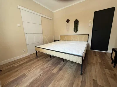 Spavaća soba; drveni pod, prirodno svjetlo
