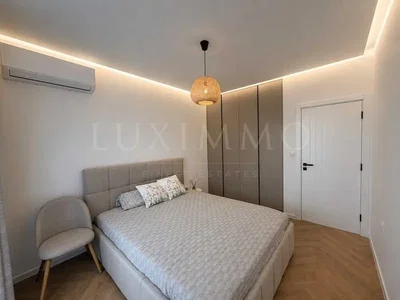 Ložnice; dřevěná podlaha, přirozené světlo, moderní styl, po rekonstrukci