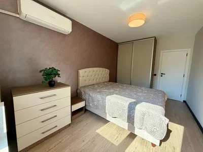 Slaapkamer; houten vloer, natuurlijk licht