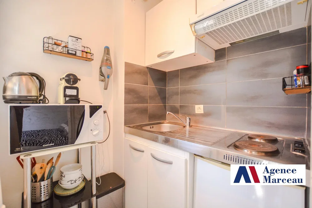 Cucina; elettrodomestici, pavimento in piastrelle, necessita ristrutturazione