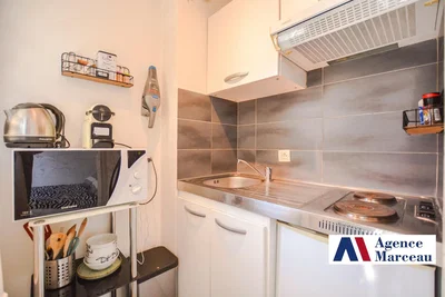 Cucina; elettrodomestici, pavimento in piastrelle, necessita ristrutturazione