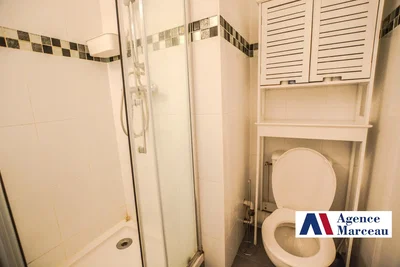 Toilette; pavimento in piastrelle, ristrutturato, luce naturale