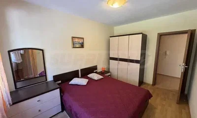Quarto; chão de madeira, luz natural