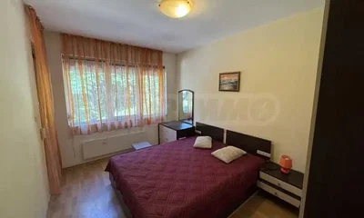 Quarto; luz natural, chão de madeira