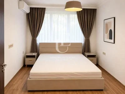 Spavaća soba; drveni pod, prirodno svjetlo, moderni stil