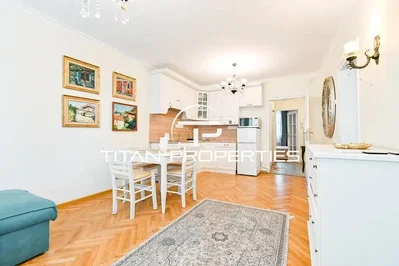 Wohnzimmer; tageslicht, holzboden, moderner stil