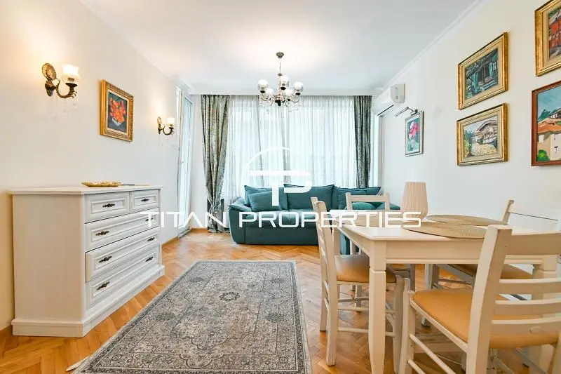 Wohnzimmer; holzboden, tageslicht, moderner stil