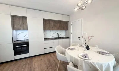 Cuisine; électroménager, parquet, lumière naturelle, style moderne