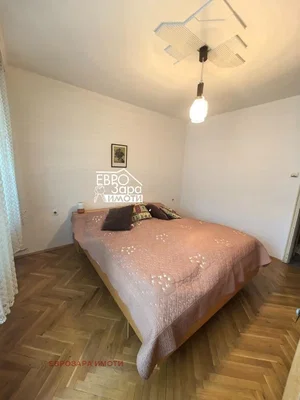 Schlafzimmer; holzboden, tageslicht
