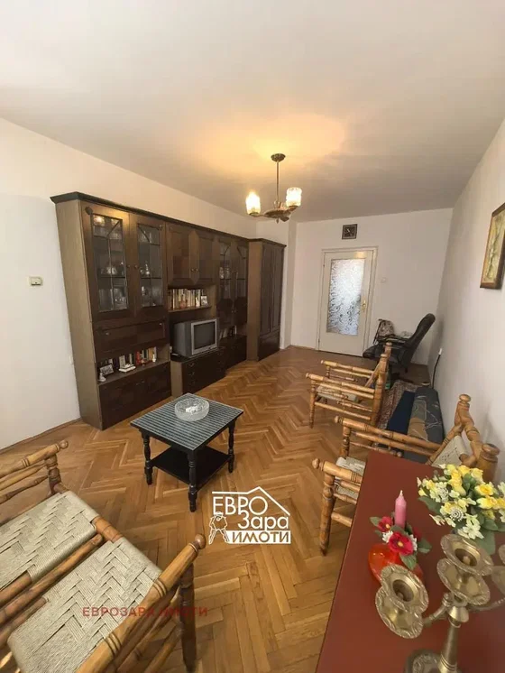 Wohnzimmer; holzboden, tageslicht