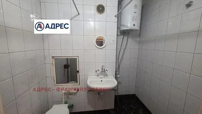 Casa de banho; chão de azulejo, aquecedor de água, precisa de renovação