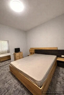 Camera da letto; pavimento in legno, pavimento in piastrelle
