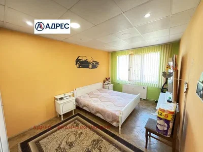 Dormitorio; luz natural, necesita renovación