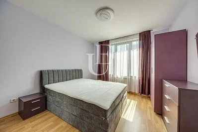 Spavaća soba; drveni pod, prirodno svjetlo