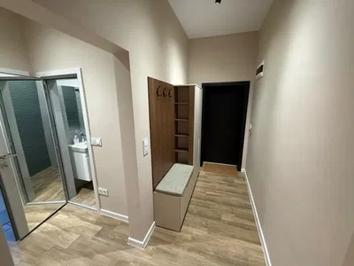 Vestiaire; parquet, lumière naturelle, rénové