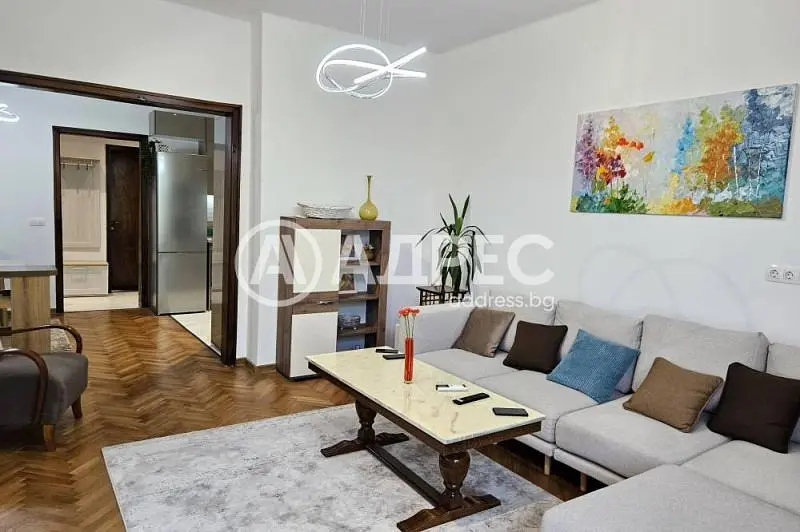 Salon; parquet, lumière naturelle, style moderne