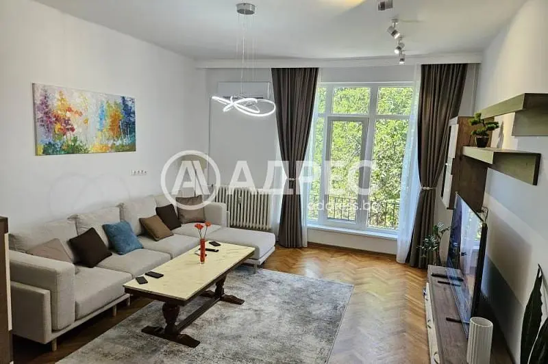 Salon; lumière naturelle, parquet, style moderne