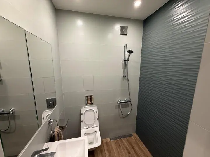 Toilettes; carrelage, nécessite rénovation