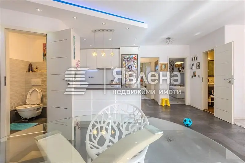 Wohnzimmer; tageslicht, renoviert, fliesenboden