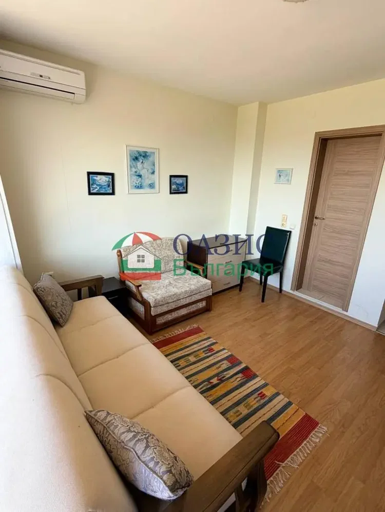 Living room; wood floor, natural light, modern style