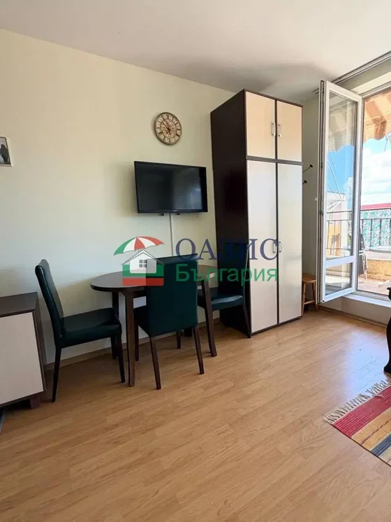 Living room; wood floor, natural light, modern style