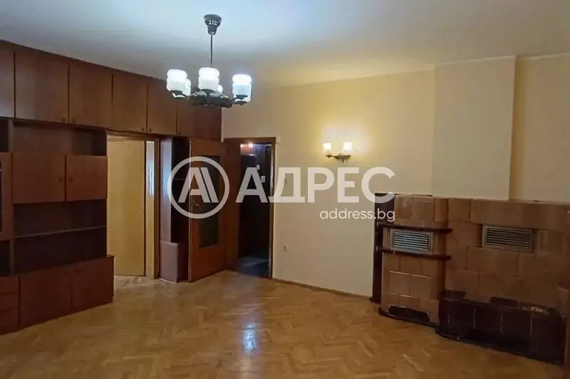 Sala de estar; precisa de renovação, chão de madeira, luz natural