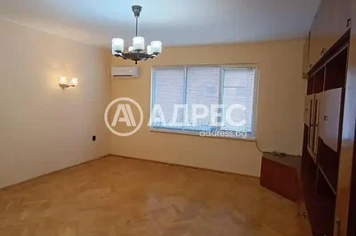 Quarto; chão de madeira, chão de azulejo, luz natural