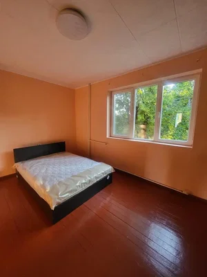 Quarto; chão de madeira, luz natural, vista
