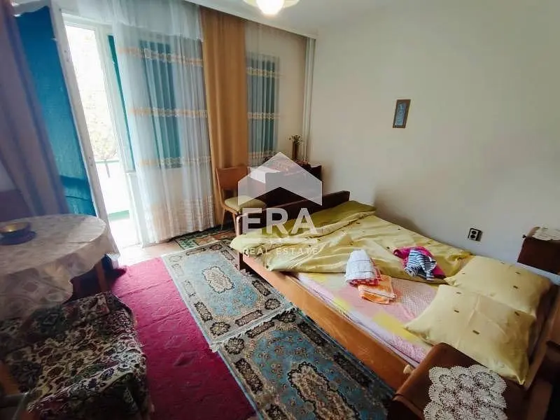 Spavaća soba; prirodno svjetlo, potrebna renovacija