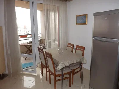 Kuchyně; dlažba, kuchyňské spotřebiče, přirozené světlo