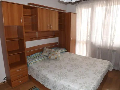 Ložnice; dřevěná podlaha, přirozené světlo