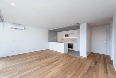 Salon; parquet, lumière naturelle, électroménager