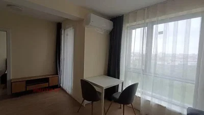 Obývací pokoj; přirozené světlo, dřevěná podlaha