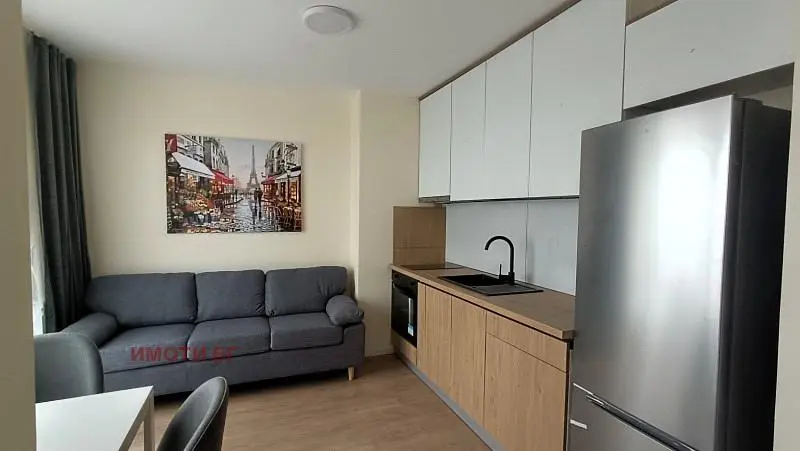 Obývací pokoj; kuchyňské spotřebiče, dřevěná podlaha, přirozené světlo