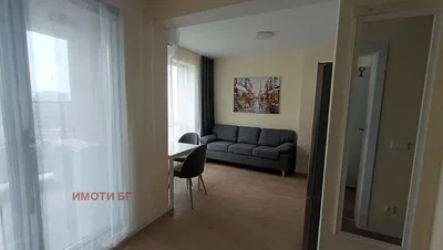 Obývací pokoj; přirozené světlo, dřevěná podlaha