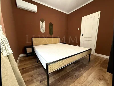 Schlafzimmer; holzboden, tageslicht