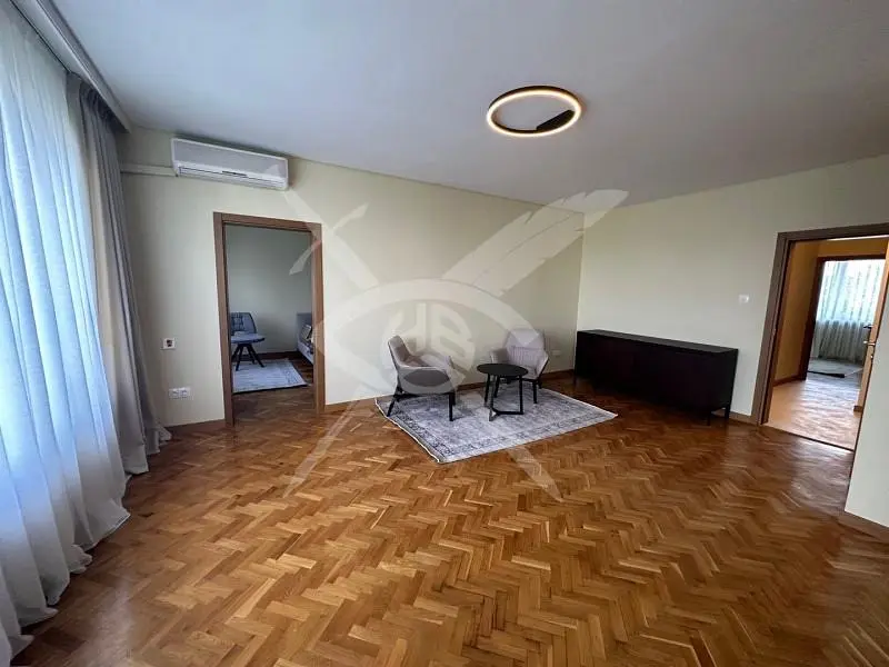 Wohnzimmer; holzboden, tageslicht