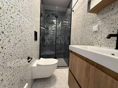Toilette; fliesenboden, renoviert, tageslicht